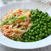 Равиоли с зеленью — гибрид равиоли и узбекских кук чучвара. Рецепт с фото и видео В этом выпуске: картошка с грибами, свежий овощной салат, сок, паста с соусом и зелёным горошком.