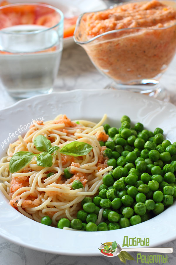Спагетти с соусом и зелёным горошком