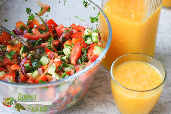 Салат из свежих овощей и апельсиновый сок