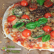 Готовим очень вкусную и безумно простую вегетарианскую пиццу на тонком тесте с овощами.