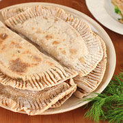 Готовим традиционное азербайджанское блюдо - кутабы. Эти вкуснейшие плоские пирожки с зеленью украсят любой стол!