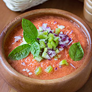 Крем-суп из тыквы с нутом. Рецепт с фото и видео Готовим вкусный и полезный испанский суп из свежих помидоров и других овощей - без термической обработки! Отличный суп для сыроедов и веганов.