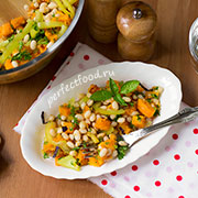 Готовим по видео-рецепту нарядный и сытный веганский салатик из запечённой тыквы с фасолью. Идеальное осеннее блюдо!