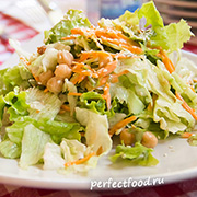 Готовим вкусный и питательный салатик из свежего зелёного салата, овощей и нута.