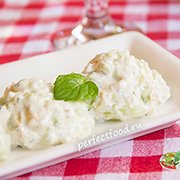 Готовим очень вкусный болгарский салат "Снежанка" из огурцов с кисломолочными продуктами.