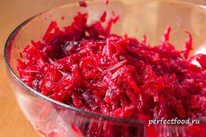 Салат из варёной свёклы с чесноком — рецепт с фото