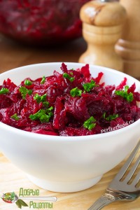 Салат из варёной свёклы с чесноком — рецепт с фото