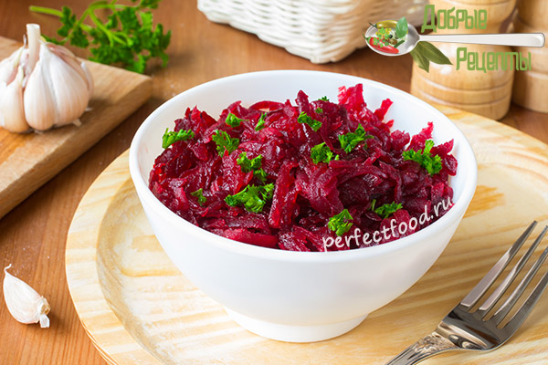 Салат из варёной свёклы с чесноком - рецепт с фото