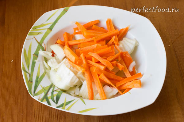 Нарезанные лук и морковка - фото