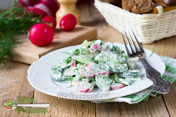 Летний салат с редиской и огурцом - рецепт с фото