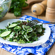 Запасаемся натуральными витаминками! Кушаем полезный свежий салат из огурцов и зелени. Рецепт с фото и видео.
