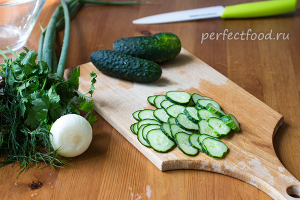 zelenij-salat-s-ogurcami-recept-foto-1