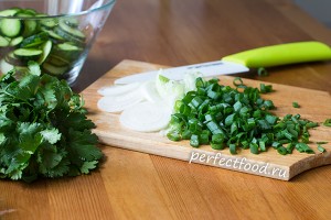 Витаминный зелёный салат из огурцов и зелени