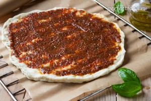 Домашняя вегетарианская пицца с сыром, помидорами и болгарским перцем