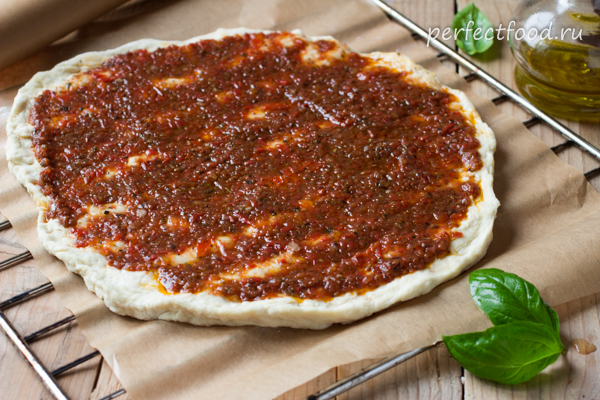 Готовим быструю вегетарианскую пиццу на бездрожжевом тесте с сыром, помидорами и болгарским перцем. Очень вкусно!