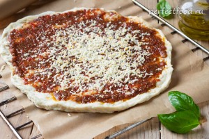 Домашняя вегетарианская пицца с сыром, помидорами и болгарским перцем