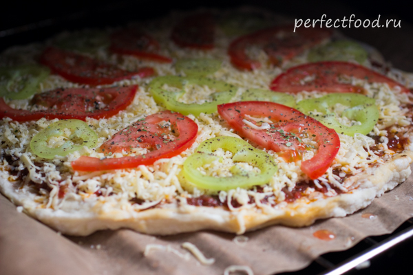 Готовим быструю вегетарианскую пиццу на бездрожжевом тесте с сыром, помидорами и болгарским перцем. Очень вкусно!