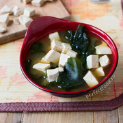 Любителям восточной кухни! Готовим традиционный японский мисо-суп с тофу и водорослями вакаме.