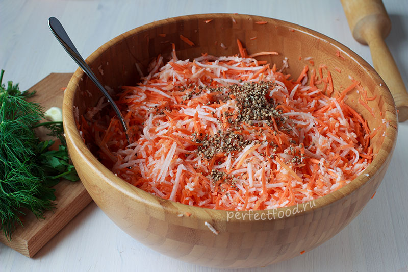 Предлагаю вам приготовить простой, полезный и вкусный салат из редьки дайкон с морковью. Салат очень похож на морковь по-корейски.