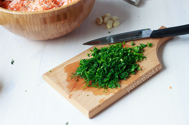 Предлагаю вам приготовить простой, полезный и вкусный салат из редьки дайкон с морковью. Салат очень похож на морковь по-корейски.
