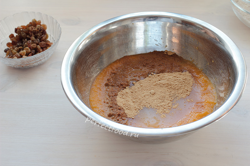 Готовим пикантные согревающие кексы на основе тыквы с имбирём и овсяной мукой.