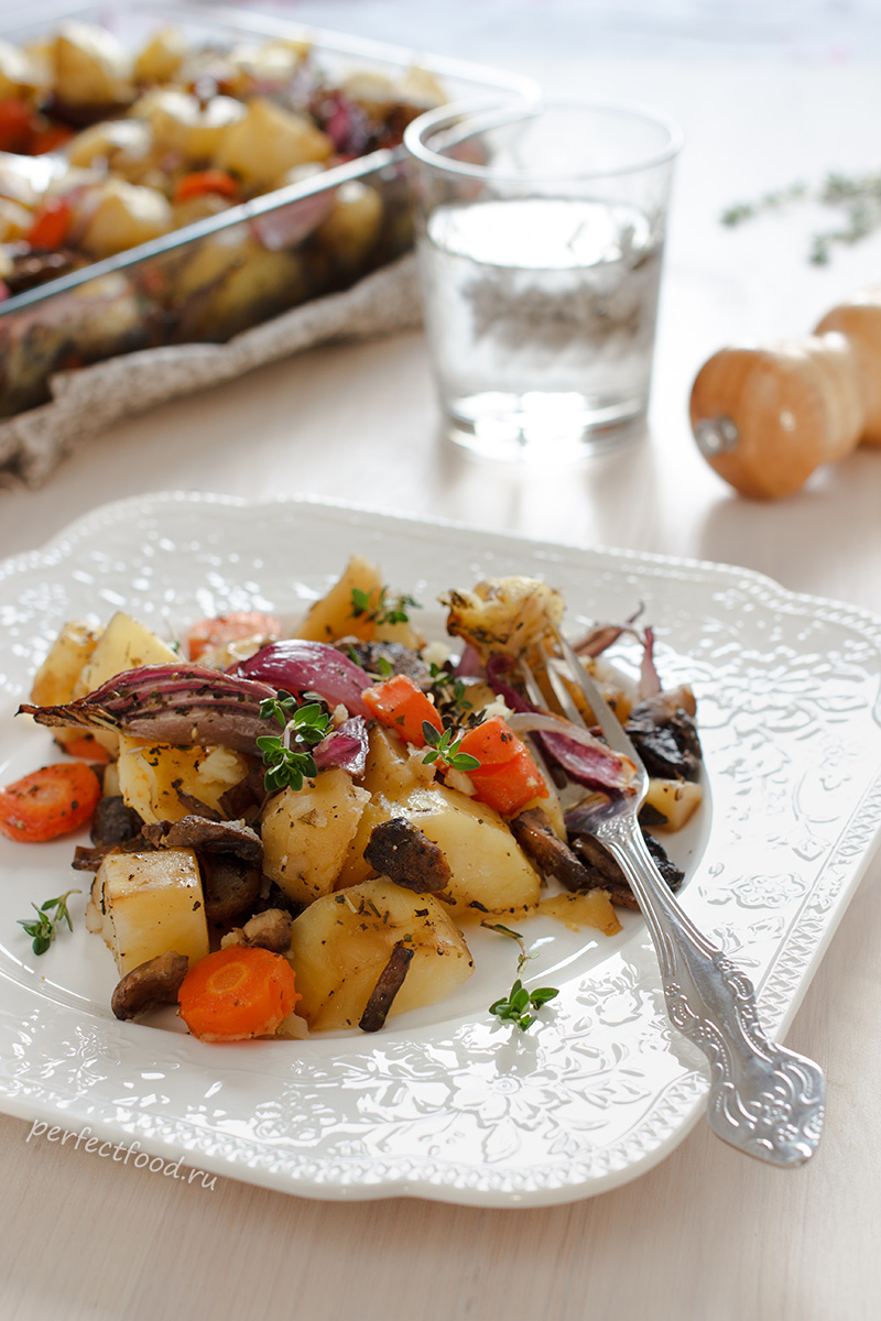 Приготовим блюдо из максимально простых и доступных продуктов — картофель в духовке с грибами и прованскими травами.