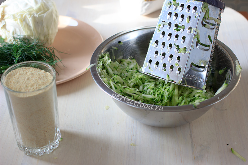 Предлагаю рецепт овощных котлет из кабачков и капусты с нутовой мукой. Это постный рецепт, кроме того, котлетки не содержат глютена.