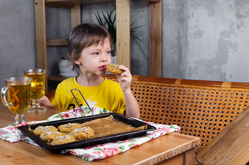 Ребёнок ест веганское печенье из тыквы