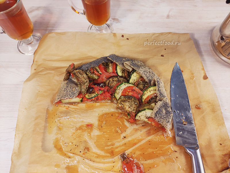 Удивите гостей изысканным овощным пирогом с баклажанами, помидорами и кабачками! Пирог веганский, подходит для постного стола. Я сняла для вас подробный видео-рецепт приготовления этого пирога.