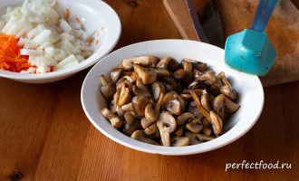 Готовим в пост вкусную тушёную капусту с грибами! Фасоль послужит питательным дополнением к этому простому и полезному блюду.